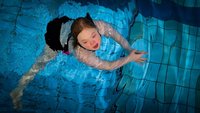 Mädchen im Schwimmbad