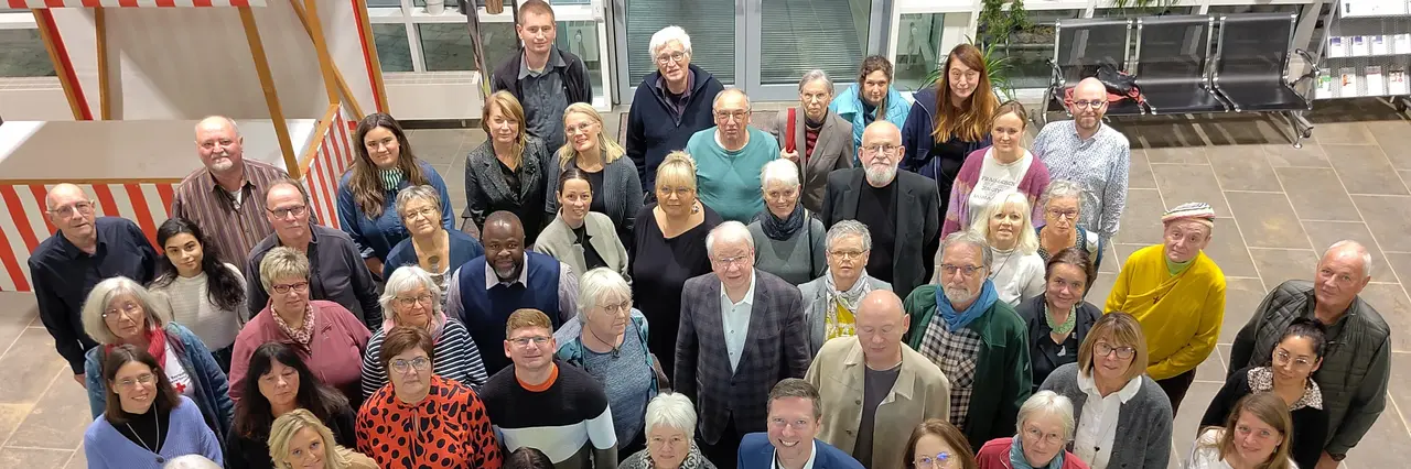 Menschengruppe im Foyer des Landratsamts Bayreuth
