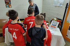 Kinder umringen den Infostand beim fairen Fußballturnier in Pegnitz.
